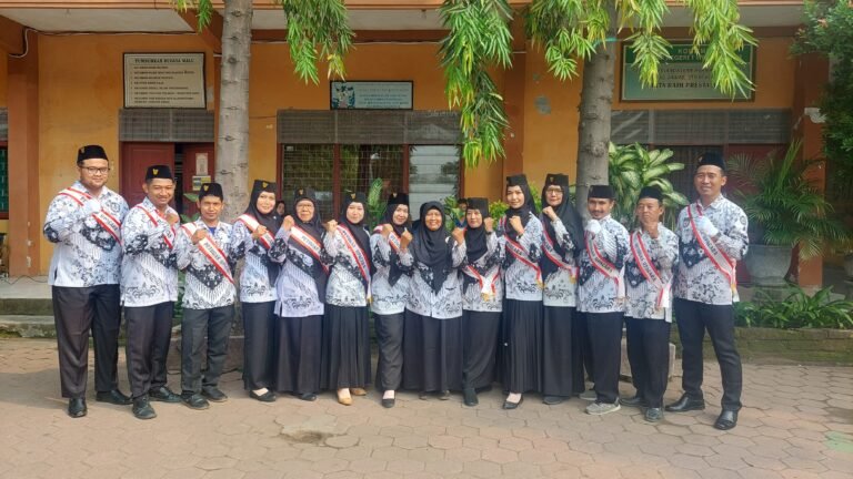 UPT SMPN 12 GRESIK : SELAMAT HARI GURU NASIONAL KE-79